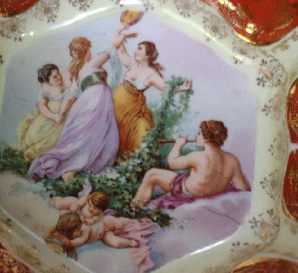 Cuenco ilustrado vintage con adornos dorados Foto 2 de 4