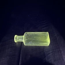 Vintage Manganese Uranium Davis & Robertson Pharmacists Medicine Bottle 