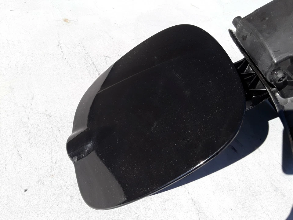 2014-2017 FIAT 500L EASY 1.4L GASOLINE FUEL FILLER DOOR LID W/ RETAINER OEM - Image 4 of 4