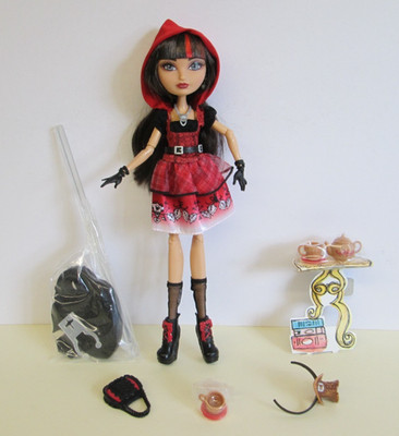 Ever After High Cerise Hood Hut Tastic Tea Party Puppe. Inklusive Ständer