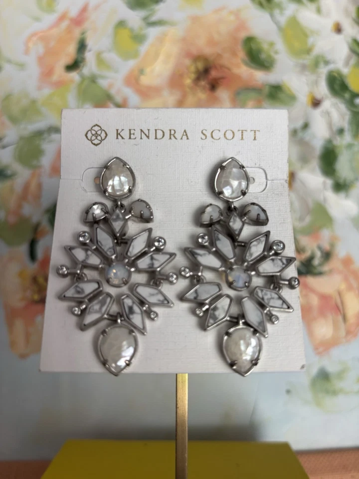 Pendientes Kendra Scott Aurilla Tono Oro Blanco Marfil Foto 3 de 4