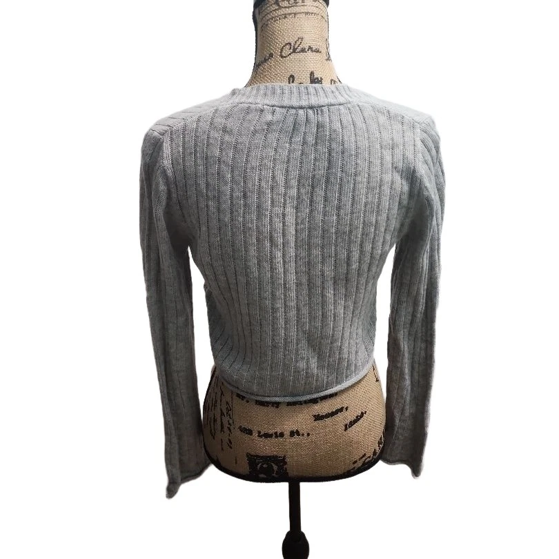 Cardigã Olivaceous Feminino Tamanho P Cinza Cropped Botão com nervuras Frente Aconchegante Chique - Imagem 3 de 4