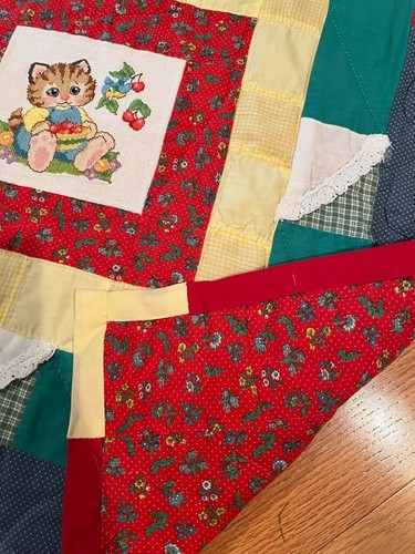 Quilted KId's Blanket or wall hanging, kitten in the middle, red, green, yellow, - Picture 3 of 7