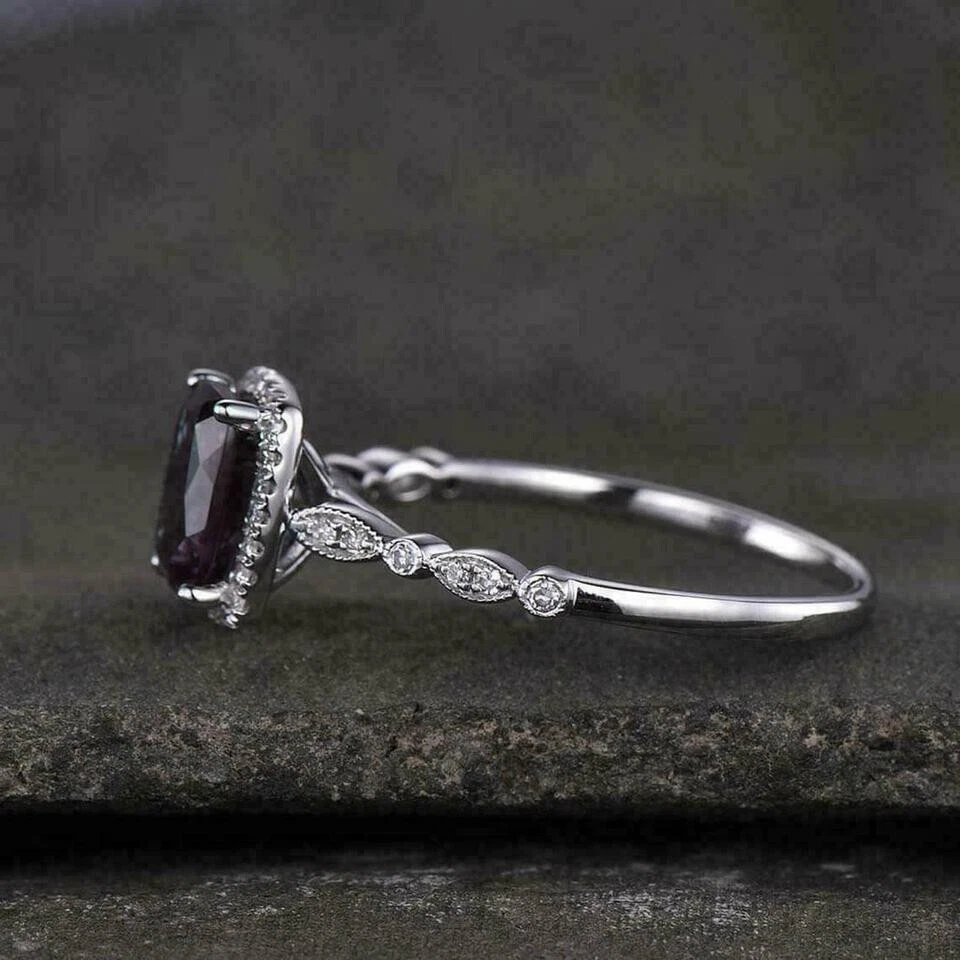 Anillo de compromiso para mujer con halo de alejandrita corte cojín de 2 quilates acabado en oro blanco de 14 quilates Foto 3 de 4