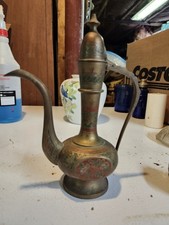 Ancienne théière turque en laiton gravé motif rose et vert Inde 8,5"