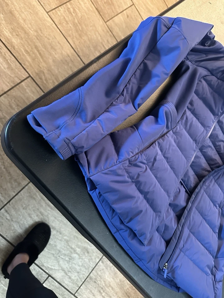 Chaqueta de Correr Talla 4 Lululemon Down for it All Puffer en "Night Diver" Foto 3 de 4