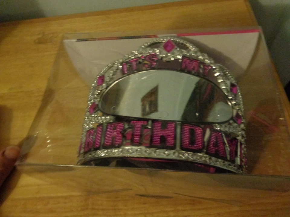 RARO NUEVO MORDAZA REGALO PERSONALIZABLE REINA FELIZ CUMPLEAÑOS TIARA 28 PEGATINAS ADHESIVAS Foto 2 de 4