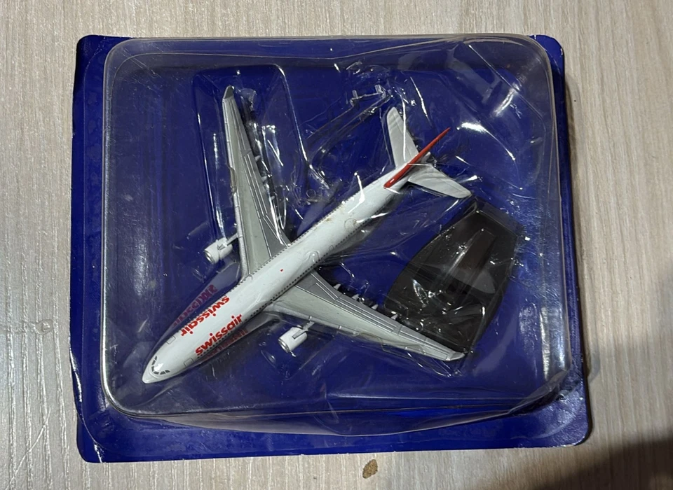 AIRBUS 330-223 SWISSAIR AEREO MODELLINO NEW IN BOX CON STAND - Immagine 3 di 4