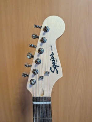 Fender Squier Mini 3/4 Größe Stratocaster E-Gitarre, Schwarz/Weiß