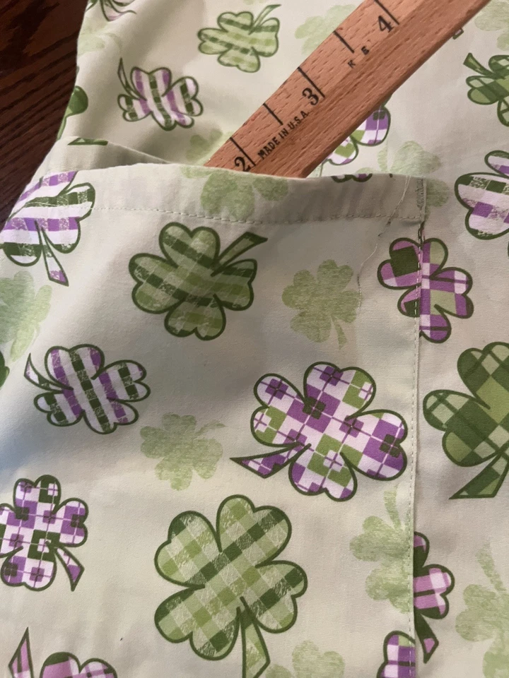 St Patrick’s Scrub Top womens size 2 XL St. Patty’s Day Shamrock Green Purple - Image 4 of 4