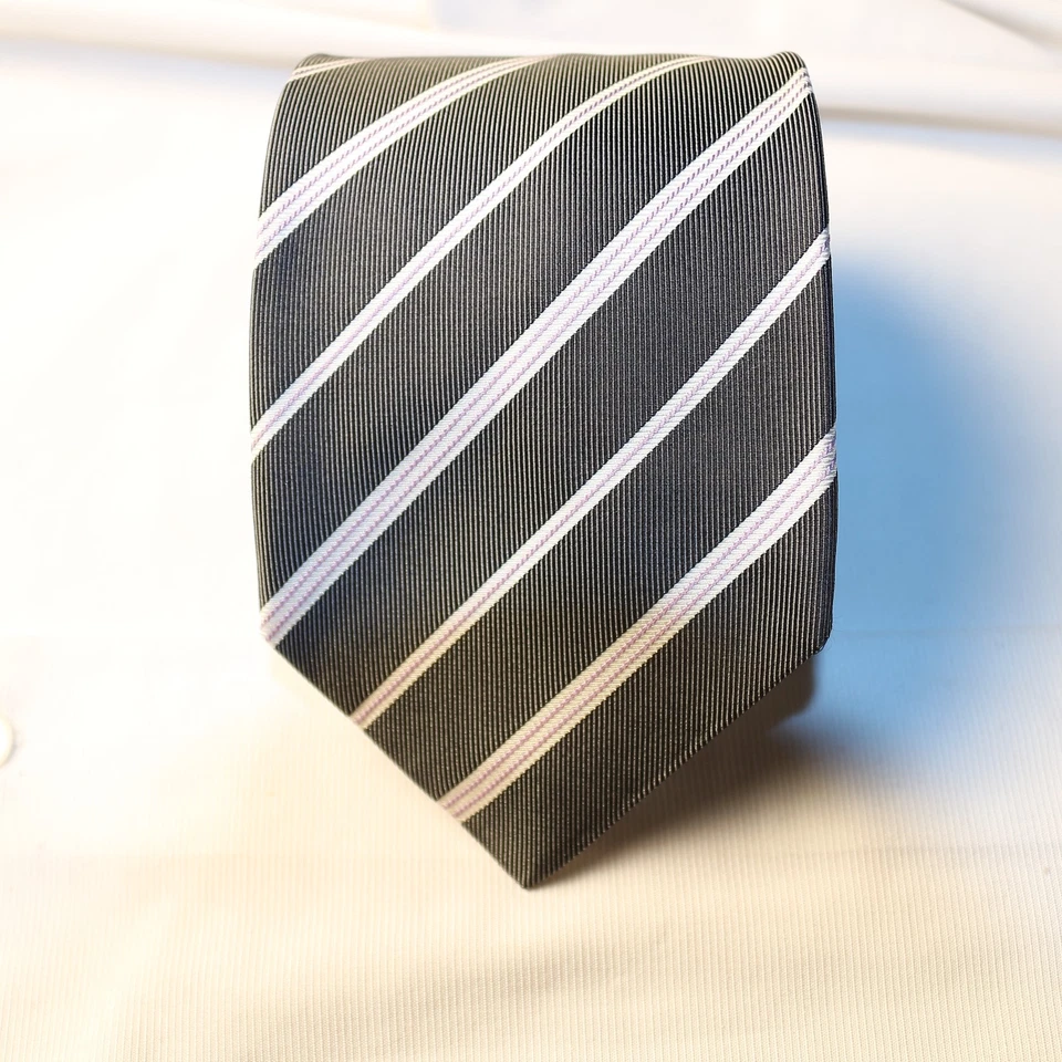 Corbata tejida de seda a rayas blancas lavanda gris Italia Hugo Boss 59" L x 3,5" W Foto 2 de 4