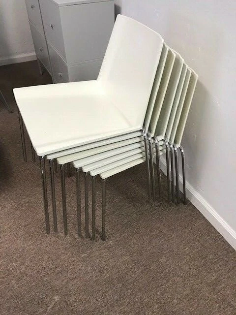 SILLA APILADORA BLANCA MODERNA DISEÑO BERNHARDT CON PATAS CROMADAS Foto 3 de 4