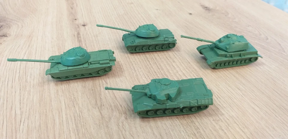 Konvolut 330 Plastik Soldaten 2,5-3cm, 4 Panzer. Verschiedene Farben. - Bild 2 von 4