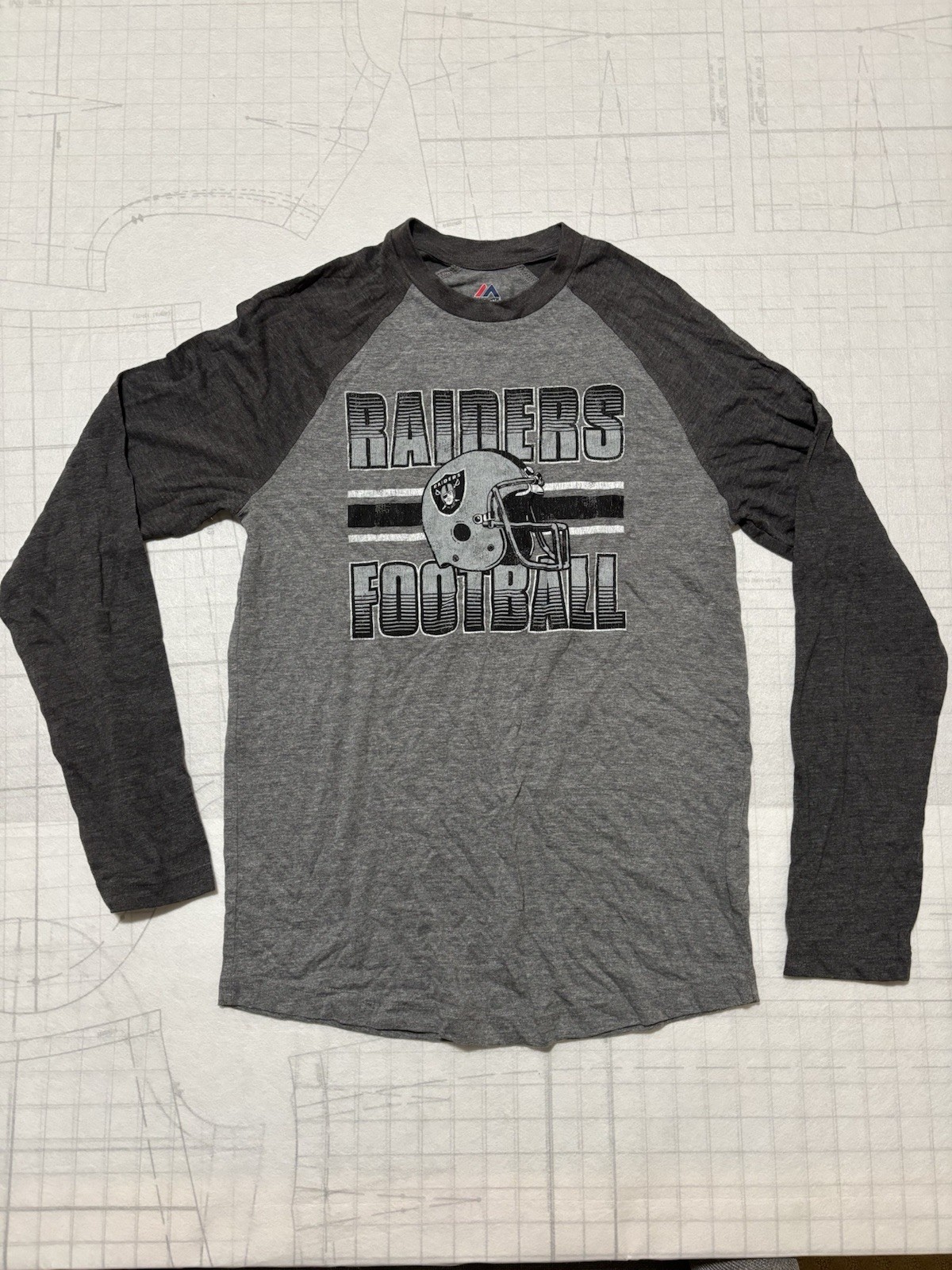 LAS VEGAS RAIDERS NFL MAJESTIC MENS DISTRESSED VINTAGE LONG SLEEVE SHIRT SMALL