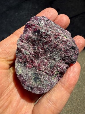 Granat Kristall ROH GROB Pyrop Chakra Steinwurzel dunkelrot Chakra Heilung 133g
