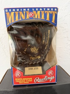 Rawlings Derek Jeter New York Yankees Collectible Ball Mini Mitt