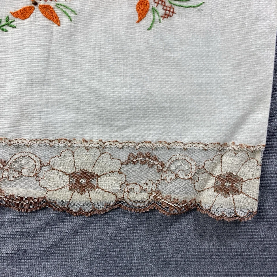 Funda de almohada 20”x30” bordada con ribete de encaje marfil Foto 3 de 4