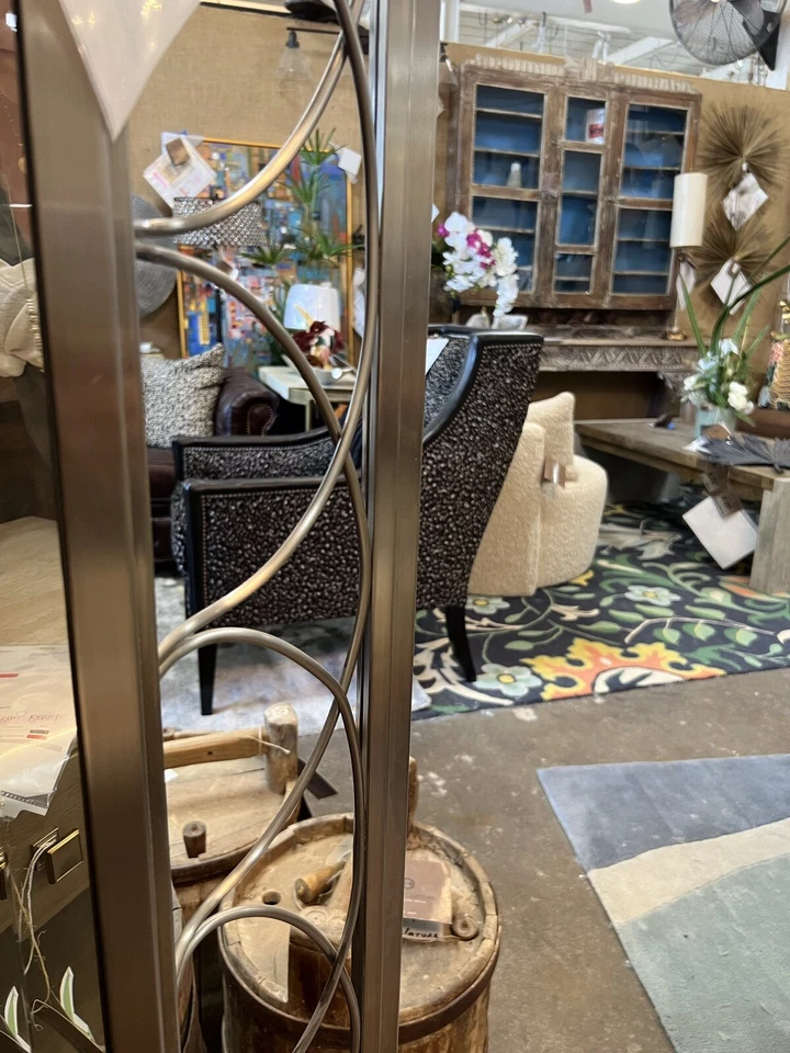 ¡TRANSITIONAL SE ENCUENTRA CON EL GLAMOUR! Espejo alto macizo con marco de metal trenzado Alejandría Foto 2 de 4