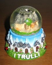 CALAMITA FRIGO PALLA DI VETRO CON ACQUA E NEVE I TRULLI RESINA A RILIEVO 3D