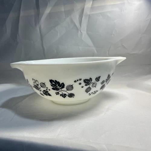 Vintage PYREX 443 Black Gooseberry 2 1/2 Qt Mixing Bowl