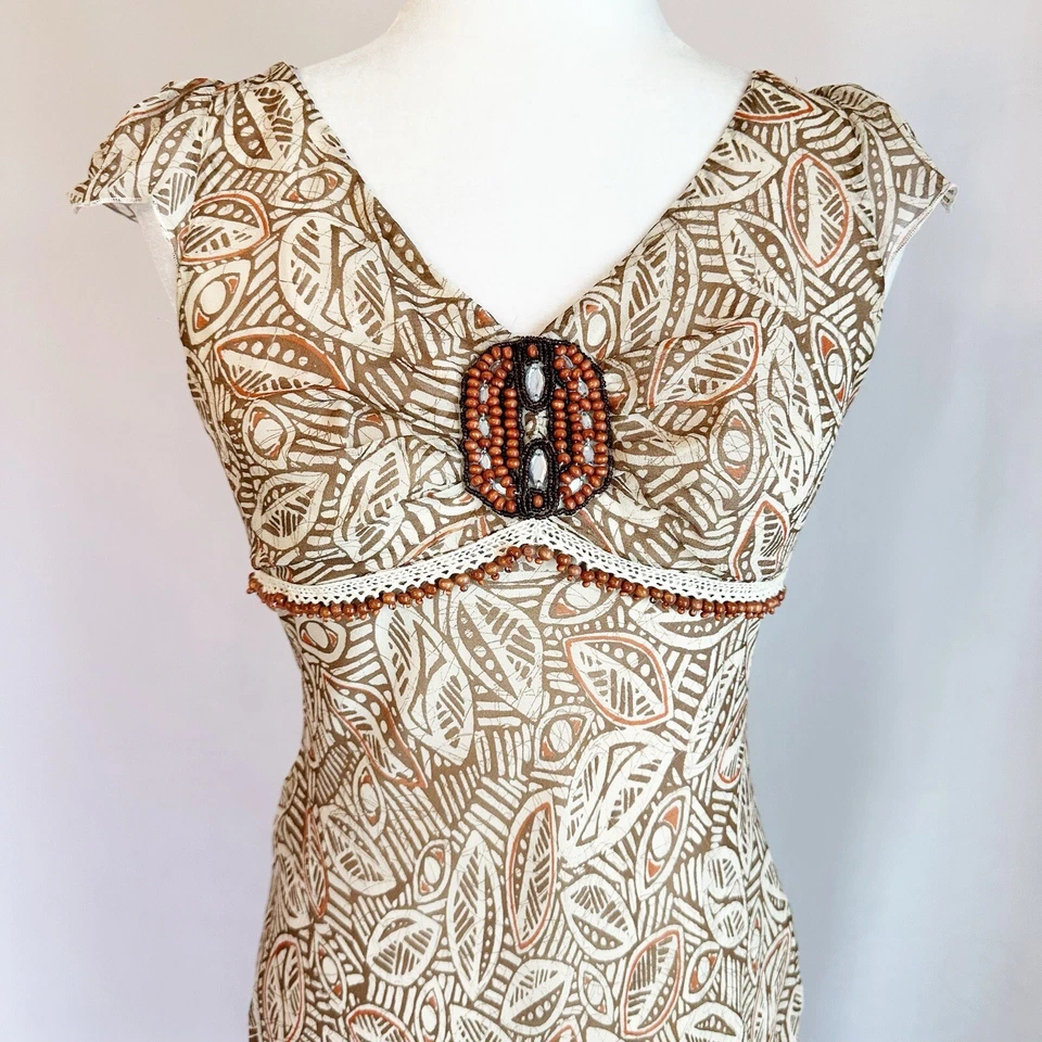 Vestido midi con dobladillo con volantes y cuentas de seda de sangría estampado de hojas naranja tostado 8 pequeño Foto 2 de 4