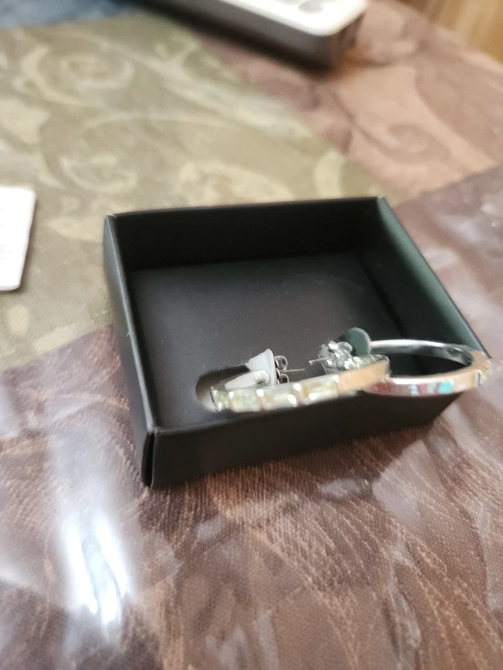 Pendientes tipo argolla Avon Baguettes Diamontes tono plateado en caja original Foto 4 de 4