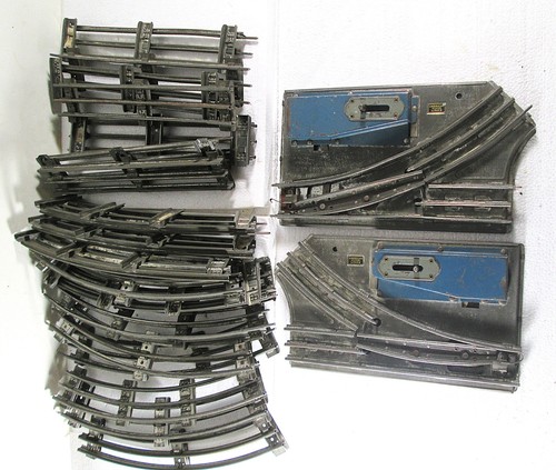 APROX 30 OLD AMERICAN FLYER 3 RAIL TRACK O GUAGE WITH 2 RIGHT LEFT SWITCH PLATES