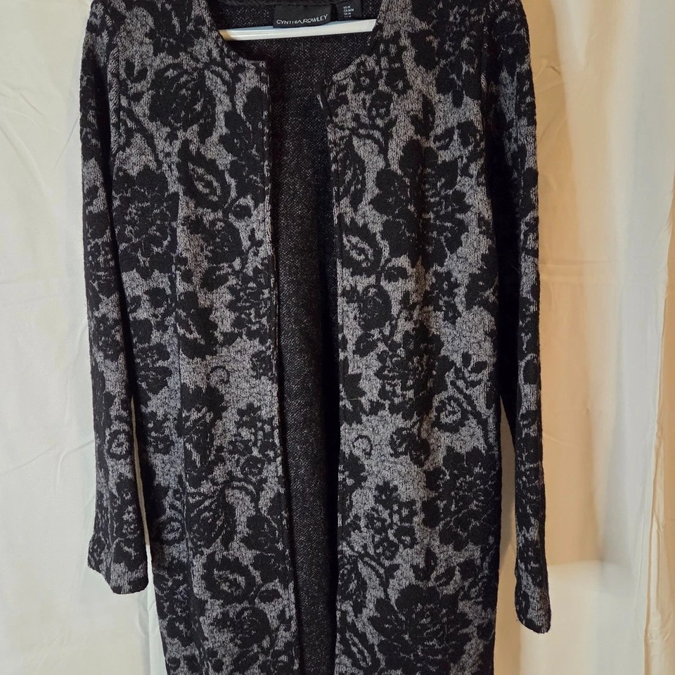 Cynthia Rowley Black and Gray Floral Pea Coat/Cardigan Size M - Image 2 of 4