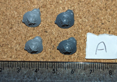 Warhammer Fantasy (TOW): Bretonnia bits: Men-at-arms helmet & pouch