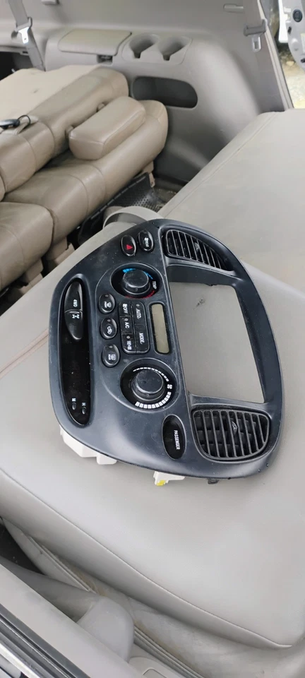 2001-2004 TOYOTA SEQUOIA CENTER DASH radio Climáte Control - Image 3 of 3