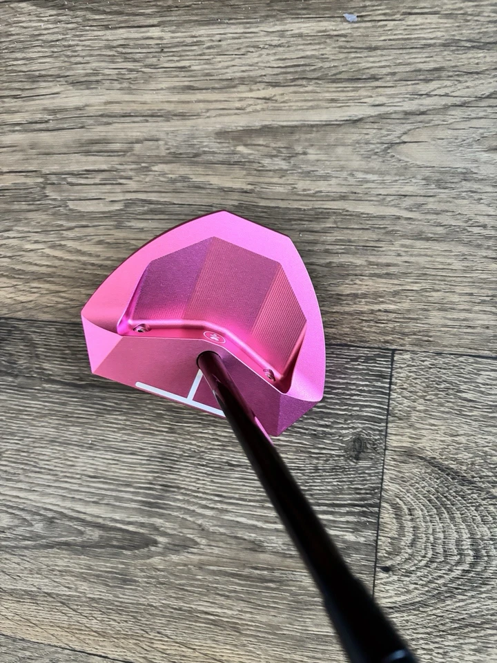L.A.B Golf 34” OZ.1i RH Pink putter w/ stability shaft and white grip - Image 3 of 4