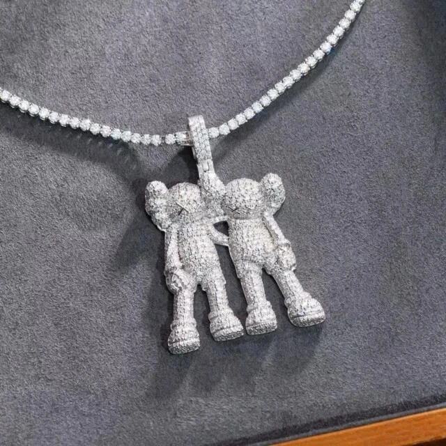 Colgante de plata de ley 925 con dibujos animados personalizados de moissanita real de corte redondo de 2,70 quilates Foto 4 de 4