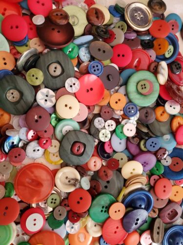 500g BAG ASSORTED MIXED BUTTONS - VARIOUS STYLES, COLOURS AND SIZES - Afbeelding 1 van 1