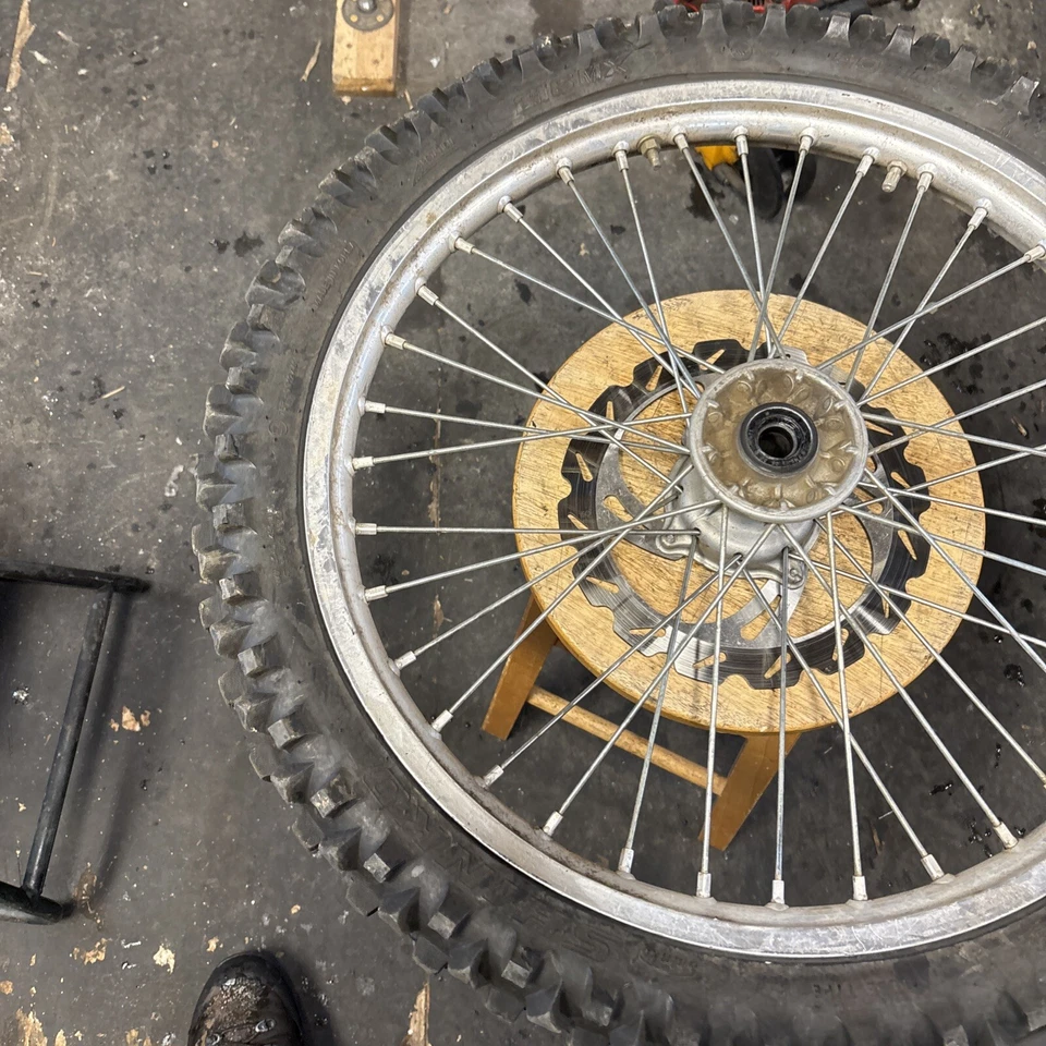 2004 04-06 Suzuki RMZ250 (04-05 KX250F llanta delantera buje piñón neumático Foto 2 de 4