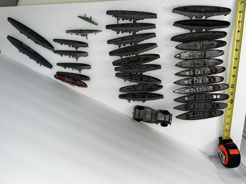 30 barcos militares TootsieToy de colección submarinos barcos y jeep verde Foto 3 de 4