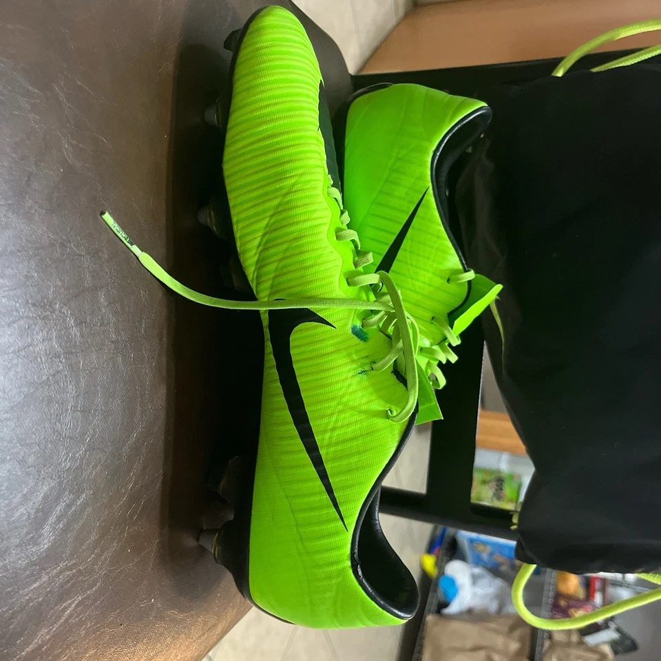 Nike Mercurial Vapor 11 electric green SG-pro anti-clog soccer cleats. Size 10 M - Image 4 of 4
