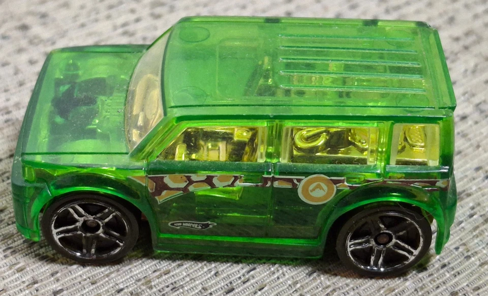 Игрушечный автомобиль Hot Wheels Race World Earth '10 2/4 зеленый Scion XB - Изображение 2 из 4