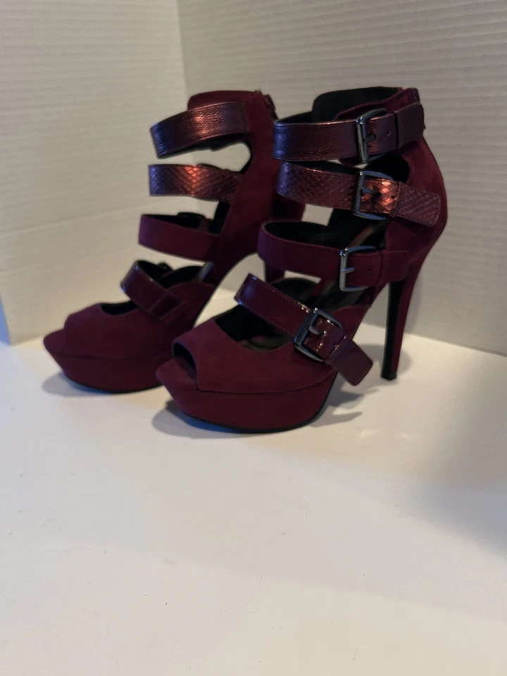 Salto agulha feminino "G by Guess" tamanho 6 roxo escuro com tiras modelo de loja novo - Imagem 4 de 4