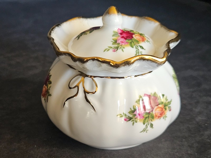 Vtg Royal Albert Old Country Roses Dorothy Box / Trinket Pot