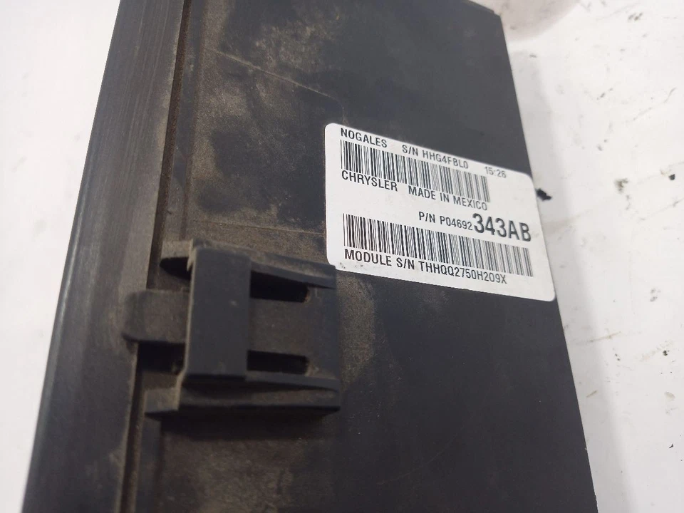 04692343AB módulo de control de carrocería BCM de 2011 Jeep Patriot 9996050 Foto 2 de 4