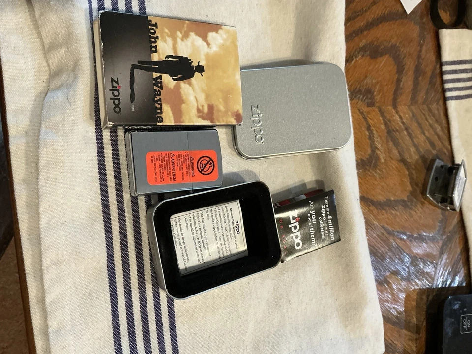 NUEVO Encendedor Zippo Colección John Wayne Gallo Cogburn True Grit LE Retirado Nuevo de Lote Antiguo Foto 3 de 4