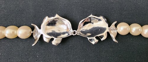 30" ANN TAYLOR KISSING FISH PEARLIZED NECKLACE DESIGNER COSTUME PEARL JEWELRY - Picture 5 of 7
