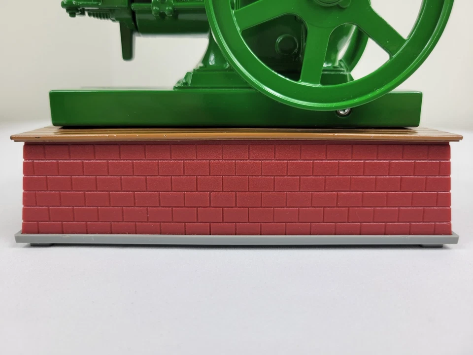 Ertl John Deere Battery Operated Model E Engine 1/6 Diecast Farm Engine Replica - Image 2 of 4