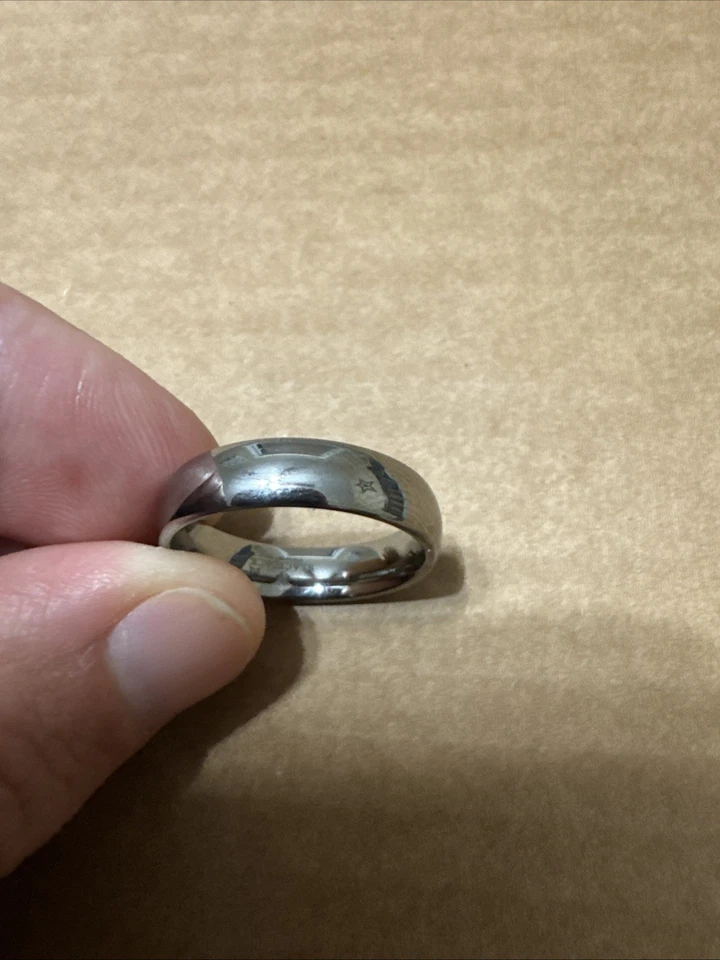 Anillo de tungsteno con acabado metálico para pistola para hombre talla 12 Foto 2 de 4