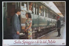 SULLA SPIAGGIA E DI LA' DAL MOLO - Fago - FOTOBUSTA ORIGINALE 2000