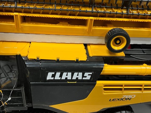 CLAAS Lexion 780 Bruder COMBINE 1:16 Scale NIB w/ Grain Head and Trailer Yellow - Picture 5 of 8