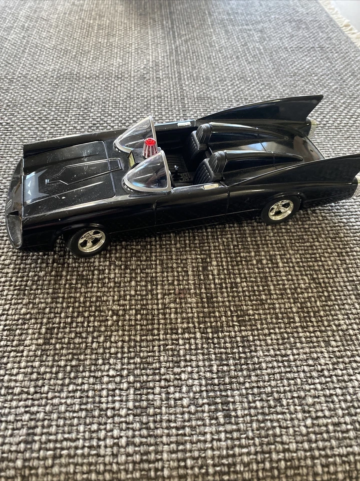 Johnny Lightning Metal batmobile - Image 4 of 4