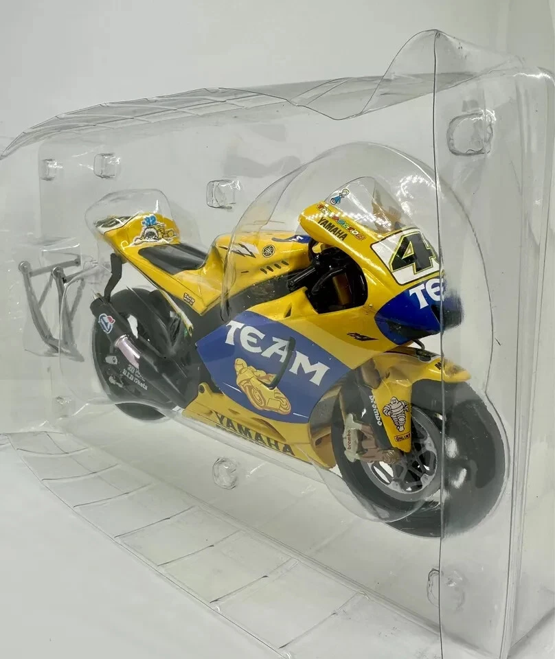 IXO Yamaha YZR-#46 motorcycle 1/12 with valentino rossi figure 1:12 2006 - Image 2 of 4