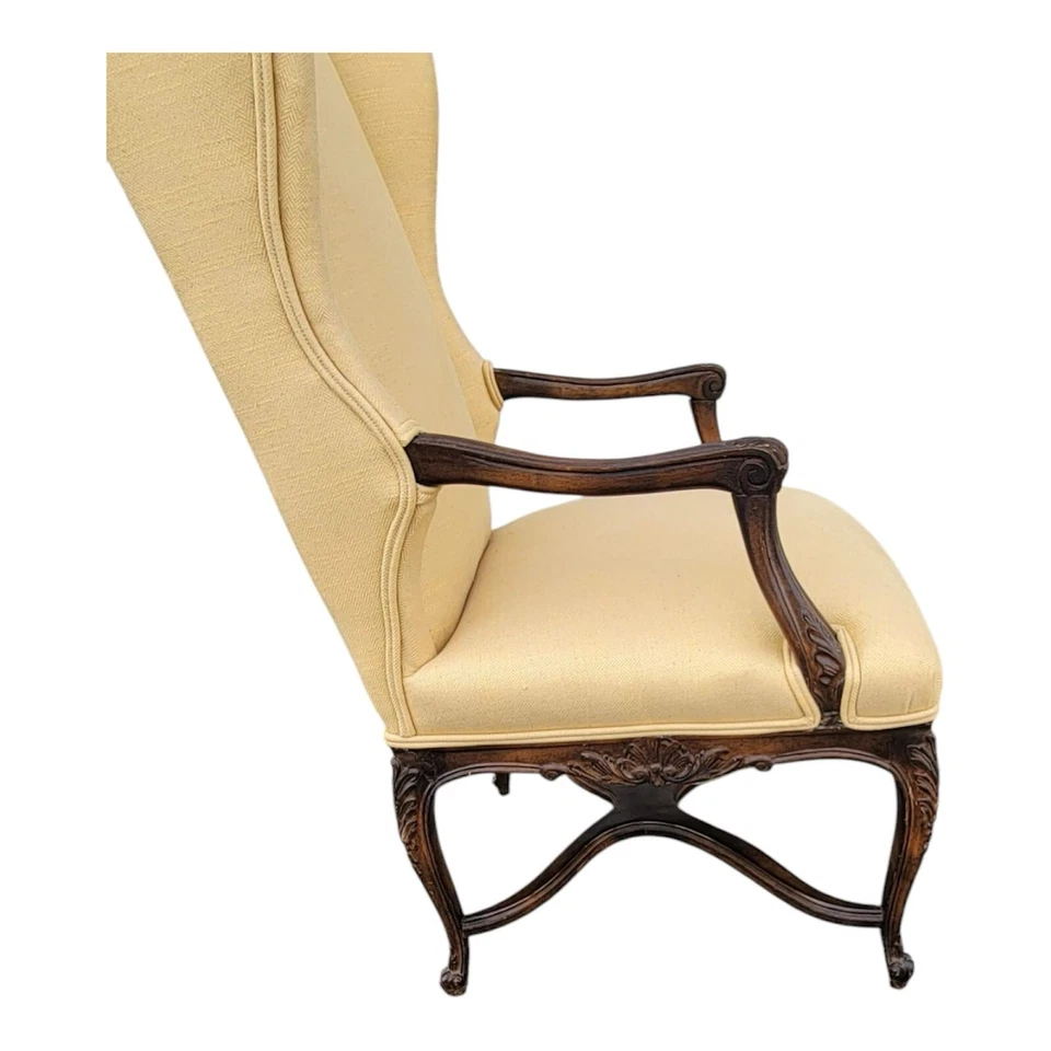 Silla French Country con respaldo alado - Nogal tallado a mano, recién tapizado, elegante. Foto 4 de 4
