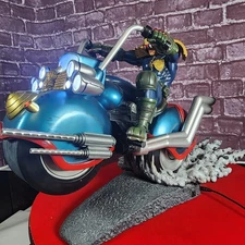 READ DESCRIPTION -  Judge Dredd on Lawmaster - PCS STATUE - Damaged version